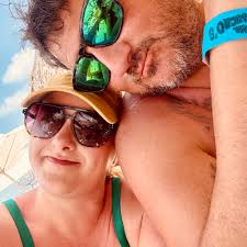 Wide deck steps leading to top deck ideas