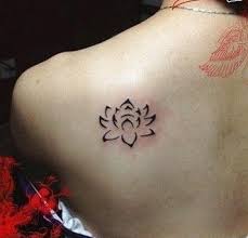 Así es, ideas de tattoos de mujer bonitos para que te brinden diferentes opciones y una noción de como se vería el la figura escogida en tu espalda. Tatuajes De La Flor De Loto Significado Y Mas Flor De Loto