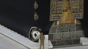 يعدّ الحجر الأسود في الإسلام أشرف حجر على وجه الأرض، وهو أيضاً أشرف معالم بيت الله الحرام والكعبة الشريفة، وموقعه إلى الشرق من الركن اليماني للكعبة، ويرتفع عن الأرض بمقدار متر ونصف، وقد مرّ على الحجر الأسود عدد كبير من الحوادث، أفظعها ما فعله القرامطة من أخذ الحجر الأسود وإبعاده عن البيت الحرام مدة 22 عاماً، فقد احتل أبو طاهر القرمطي مكة المكرمة ومدينة القطيف، ثم أخذ الحجر الأسود ووضعه في منطقة الجش في الأحساء، إلا أنه أعيد إلى البيت الحرام سنة ثلاثمائة وتسع وثلاثين. Ø¨ØªÙ‚Ù†ÙŠØ© Ø¨Ø§Ù†ÙˆØ±Ø§Ù…ÙŠØ© ØµÙˆØ± Ù…Ø°Ù‡Ù„Ø© Ù„Ù„Ø­Ø¬Ø± Ø§Ù„Ø£Ø³ÙˆØ¯ ÙˆÙ…Ù‚Ø§Ù… Ø¥Ø¨Ø±Ø§Ù‡ÙŠÙ… Ø§Ù„Ø®Ù„ÙŠØ¬ Ø£ÙˆÙ†Ù„Ø§ÙŠÙ†
