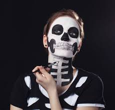 Das skelett ist beliebt, leicht zu machen und hat vor allem einen ordentlichen gruselfaktor zu bieten! Halloween Schminkanleitung Skelett
