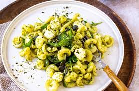 Ein spaghettisalat kommt als mitbringsel bei gartenpartys oder veranstaltungen im freundeskreis gut an. Nudelsalat Mit Rucola Pesto Und Mozzarella Cookiteasy By Simone Kemptner