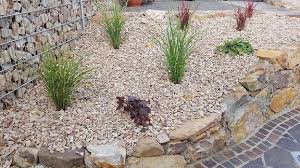 Gartengestaltung mit kies 93 ideen mit naturstein und grasern. Alternativen Zum Schottergarten Tipps Fur Pflegeleichte Vorgarten Mdr De