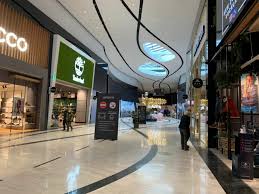 Dit wordt het eerste internationale winkelcomplex in de randstad, het economisch hart van nederland, met een verzorgingsgebied van 8 miljoen inwoners. This Clothing Brand Now Has Its Own Store In The Mall Of The Netherlands