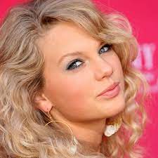 When most of us think bangs, we're not thinking curls. Taylor Swift S Curly Hair Is Back And Cuter Than Ever Glamour