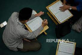 Pelajar dibimbing secara one to one bersama guru yang terlatih menggunakan modul celik alquran. Belajar Mengaji Alquran Bagi Kalangan Dewasa Republika Online
