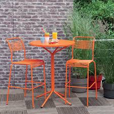 Optez pour une table de jardin en bois pour un mobilier au caractère bien trempé ou encore en plastique, matière qui nécessite un entretien moindre. 5 Astuces Pour Agrandir Son Petit Jardin Marie Claire