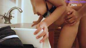 Thai Teen คลิปหลุดแอบเย็ดกับเมียเพื่อนในห้องน้ำ ตอนไปเที่ยวต่างจังหวัด  เสียงไทย