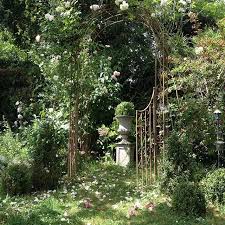 Entrez Entrez Au Petit Paradis En Passant Par Cette Arche Fleurie Un Rosier New Dawn Rejoint Un Rosier Fee Des Ne Arche Jardin Photo Jardin Terrasse Jardin