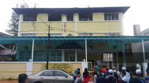 Jika melihat gambar ikan bakar biasanya dibumbui dengan campuran kecap manis dan minyak kelapa atau margarin, diaplikasikan pada ikan menggunakan kuas saat memanggang. Kebakaran Pusat Tahfiz Video Tidak Disunting