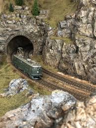 modelleisenbahn felsen selber mit gips gestalten modelleisenbahnanlagen modelleisenbahn eisenbahn