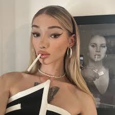 Lou Bliss (@loublissett) • Threads, Say more