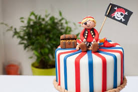 I have to make him a pirate ship cake. Piratenparty Zum Kindergeburtstag Ideen Spiele Und Deko Tipps Lebens Karneval