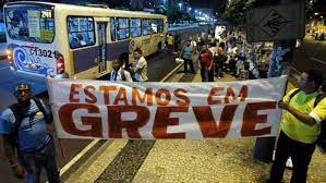 Além de uma demanda por participação nos lucros, os trabalhadores pedem também a vacinação da categoria. Greve De Onibus Empresa Pode Descontar Dia Do Funcionario