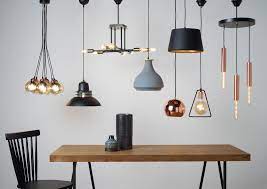 Modern salon avizeleri tavandan sarkan veya tavana monte tasarımları gibi çok daha etkileyici modelleri ile de dikkat çekiyor. Salon Avizesi Nasil Olmali Koctas Blog