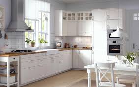 En ikea han pensado en todo, por eso en el catálogo ikea de cocinas y electrodomésticos podemos ver todas las novedades en cuanto a cocinas se refiere, por ejemplo podemos ver una balda con reborde por 25 euros, un armario con puerta movible por solo 40 euros, un armario de pared por 45. Catalogo Cocinas Ikea 2020 Espaciohogar Com Cocina Ikea Muebles De Cocina Diseno De Cocina