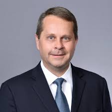 Executive Leadership Teams Are Not as Aligned as They Think They Are