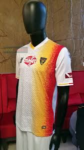 2 vittorie su 2 partite. Lecce Ecco Le Maglie Con I Nomi Dei Tifosi Leccezionale Salento