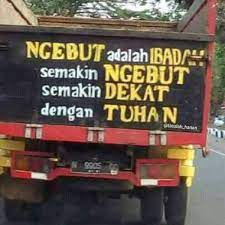 Anda bisa membaca versi asli tulisan ini the world's loneliest bus routedi. 10 Tulisan Nyeleneh Yang Ada Di Belakang Truk Tapi Ada Benarnya Juga