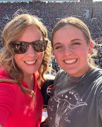 Girls weekend with my favorite bestie @hailey.barney07 !! 😍 This cutie  loves the greats as much as I do!! Love when George Strait broke out  singing Johnny Cash 🤩 If you can