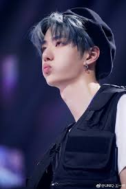 Anh bắt đầu học khiêu vũ khi còn nhỏ. VÆ°Æ¡ng Nháº¥t Bac Tá»« Má»¹ Nam Ä'a Tai Ä'áº¿n Ngoi Sao Ná»•i Tiáº¿ng Trung Quá»'c