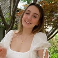 Tess Davison's Instagram, Twitter & Facebook