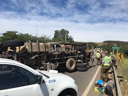 En el marco de la permanente preocupación por nuestros adultos mayores, @carabmicc de la 2ª comisaría y de retén #curaco, entregan alimentos y artículos de autocuidado a señora de. Camion Resulta Volcado Tras Accidente En Ruta Que Une Angol Con Collipulli Nacional Biobiochile