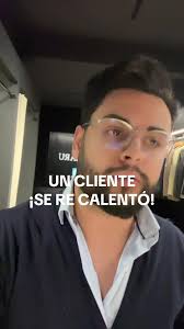 Cómo combinar una camisa rosada para diversas ocasiones