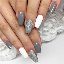 Comment poser des ongles en gel uv. Nail By Nora Voici Une Pose Tendance Gris Mat Blanc Et Paillettes Vous Aimez Tous Produits Avec Oa Nai Ongles Styles Jolis Ongles Vernis A Ongles Gris