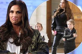 The star was injured after jumping off a wall during a holiday in turkey with princess, junior and woods and told fans it was the most painful thing ever. Peter Andre Das Spass Verpackt Ski Reise Mit Princess Und Junior Als Katie Price Teilt Bett Mit Harvey Aktuelle Boulevard Nachrichten Und Fotogalerien Zu Stars Sternchen