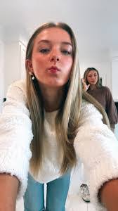 Ainsley Robinson's Instagram, Twitter & Facebook