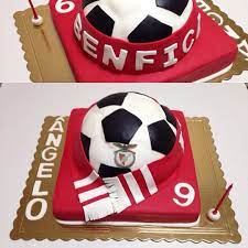 Jogadores do sl benfica no bola na barra Bolo Tema Benfica Com Bola Bolo De Laranja Com Recheio De Ganache De Chocolate Parabens Ang Bolo Benfica Bolo De Aniversario Futebol Bolos De Aniversario