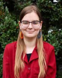 I have a friend that has Caucasian hair and she looking to perm her hair 🙂  is there any good salons you guys may recommend for her to go too.