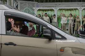 Sebuah pentas khas didirikan di hadapan istana keh4kiman di Walimatulurus Anak Tengku Adnan Secara Pandu Lalu Di Musim Pkpb