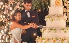 Gli abiti da sposa, la torta e i fuochi d'artificio / le foto. Mai Vista Cosi Elettra Lamborghini Mostra Il Super Spacco Il Tempo