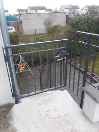 Le portillon de jardin est idéal pour cloisonner un terrain, un parc, un jardin ou encore une plaine de jeux. Portillon De Terrasse Balcon Avec Serrure Mettre Ses Enfants En Securite Installation D Un Portillon En Fer Forge R Portillon Portail Portillon Fer Forge
