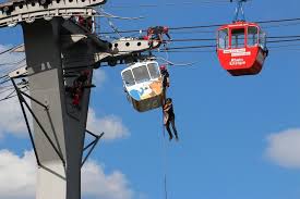 Am nachmittag hatte sich ein seil, das sich zwischen den fahrdrähten der seilbahn befindet, aus ungeklärten gründen um eine gondel gewickelt, wodurch die seilbahn an einem pylon zum stillstand kam. Koln Ermittler Warten Nach Kolner Seilbahn Notfall Auf Gutachten