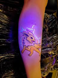 This means that a uv tattoo is nearly invisible in plain daylight, but will come to life when viewed under an ultraviolet bulb. Uvtattoo Hashtag On Twitter