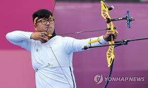 미디어를 통해 검색하며 홈오피스 스튜디오에 앉아 있는 창조적 전문직 남자.빠른 시간 단축 운동.360도 추적 아크 샷. Wbiu It8svrb5m