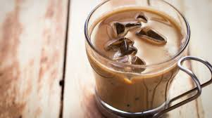 Versare il caffè nella bottiglietta di plastica e aggiungerci la panna liquida e il liquore. Caffe Freddo Ricette Consigli E Tutti I Trucchi Per Prepararlo