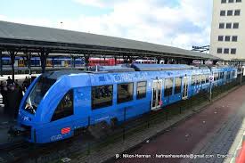 De Alstom Coradia Ilint De Eerste Waterstoftrein Op Het Nederlandse Spoor In Groningen Gedeputeerde Fleur Graper En Minister In 2020 Trein Openbaar Vervoer Vervoer