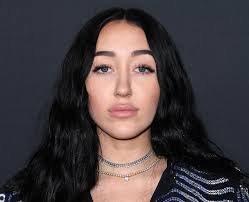 Miley cyrus enjoyed a family reunion of sorts on sunday night. Noah Cyrus 19 Facts About The July Singer You Need To Know Popbuzz