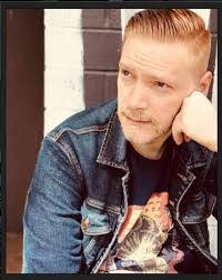 Ariana Barr's Instagram, Twitter & Facebook