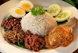 Nasi uduk tradisional kerap disajikan bersama timun. 10 Makanan Khas Melayu Riau Yang Enak Dan Terkenal