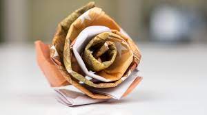 Da ein umschlag mit einem gutschein oder etwas geld darin, ein nicht besonders so basteln sie aus geldscheinen einen sonnenschirm. Geldgeschenk Idee Hochzeit Rose Aus Geld Basteln Youtube