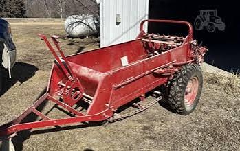 International 100LBG Manure Spreader