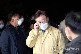 권영진 #신천지 #연루_의혹 #대구시장 (서울=연합뉴스) 권영진 대구시장이 11일 사면이 초가다. ê¶Œì˜ì§„ ì‹ ì²œì§€ ì•„ëƒ ëŒ€êµ¬ì‹œìž¥ì€ ì™œ ê³„ì† ì‹ ì²œì§€ ì˜í˜¹ì„ ë°›ë‚˜ ì•„ì‹œì•„ê²½ì œ