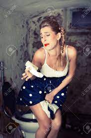 여자가없는 화장실 종이 초라한 화장실에 오줌 누는 로열티 무료 사진, 그림, 이미지 그리고 스톡포토그래피. Image 20757546