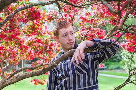 He has also released two extended plays, entitled requiem and to be loved, as a solo artist in 2019. Dobbel Debut Stoff