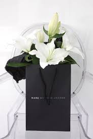 Black And White Lily Flower Myytti Bloggaamisesta Ilmaiseksi Hopeatarjottimella White Lily Flower Black And White Interior Flower Arrangements