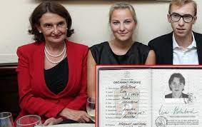 Je provdaná za výtvarníka miroslava zdeňka a je matkou dvojčat adama a karolíny. Eva Holubova Po 22 Letech Z Kluka Vyrostla Dama Ahaonline Cz